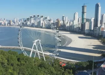 Réveillon em Balneário Camboriú, com previsão de atrair 1 milhão de participantes, contará com a utilização de drones equipados com tecnologia de reconhecimento facial