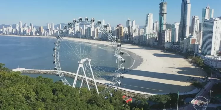 Réveillon em Balneário Camboriú, com previsão de atrair 1 milhão de participantes, contará com a utilização de drones equipados com tecnologia de reconhecimento facial