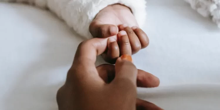 Em 2022, mais de 2,5 milhões de mulheres não entraram no mercado de trabalho para cuidar do lar