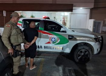 Homem é preso após furtar duas picanhas e dois salgados em supermercado