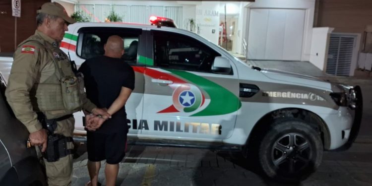 Homem é preso após furtar duas picanhas e dois salgados em supermercado