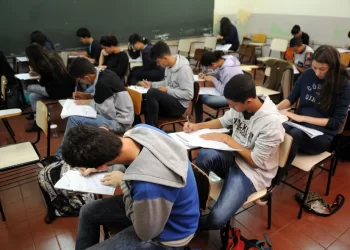Ministério da Educação Anuncia Programa de Incentivo Financeiro para Estudantes de Baixa Renda no Ensino Médio Público