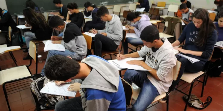 Ministério da Educação Anuncia Programa de Incentivo Financeiro para Estudantes de Baixa Renda no Ensino Médio Público