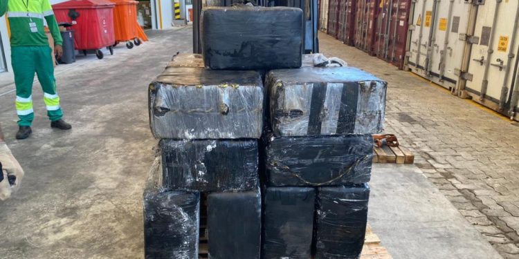 Polícia Federal e Receita Federal apreendem 582 kg de cocaína no Porto de Itapoá em Santa Catarina