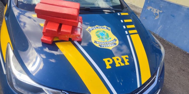 Por causa de ultrapassagem, motorista acaba presa pela PRF com 10 quilos de supermaconha
