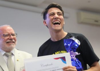 Jovem dedica 12 horas diárias aos estudos e conquista o primeiro lugar no vestibular UFSC 2024
