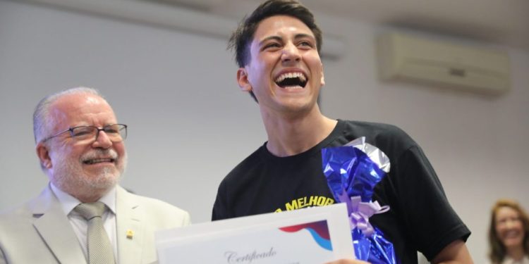 Jovem dedica 12 horas diárias aos estudos e conquista o primeiro lugar no vestibular UFSC 2024
