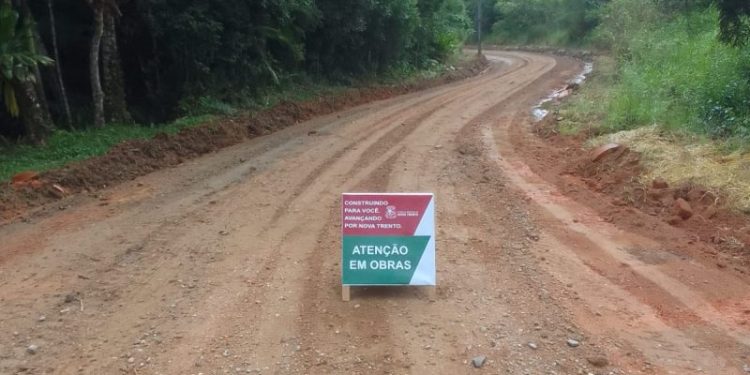 Secretaria de Obras de Nova Trento faz manutenção da estrada que liga Morro da Onça e Vígolo