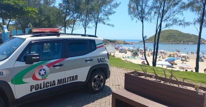 Policial militar de folga salva mãe e filha de afogamento na praia do Sonho em Palhoça