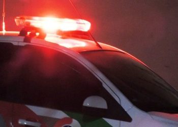 Homem surta no centro, mostra as partes íntimas para crianças é contido pela Polícia Militar