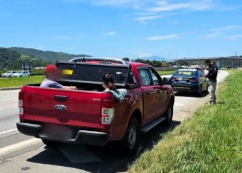 PRF flagra turistas argentinos sendo transportados em compartimento de carga na BR-101