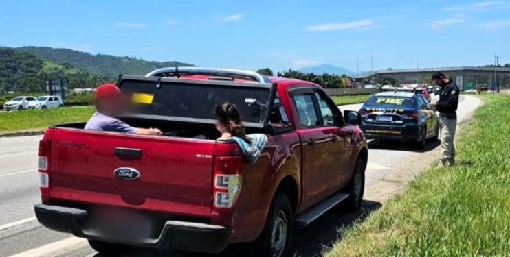 PRF flagra turistas argentinos sendo transportados em compartimento de carga na BR-101