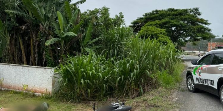 Motociclista é abordado após tenta fugir da Polícia Militar em SJB
