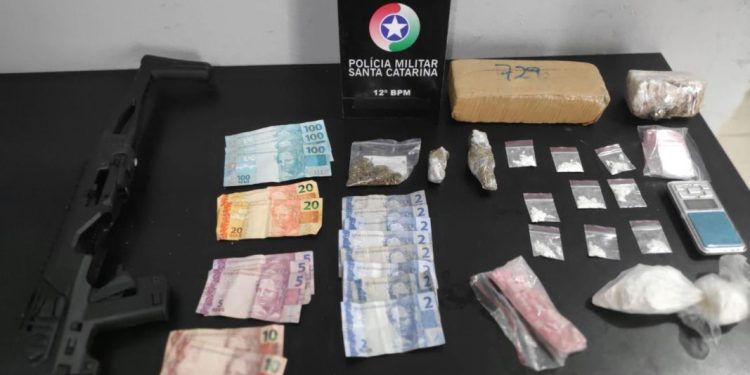 Drogas e Kit Rone encontrados após denuncias de trafico em Camboriú