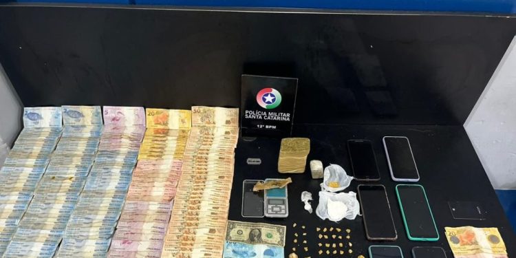 Após denúncias Policia Militar faz abordagem em conveniência e prende suspeitos encontra drogas