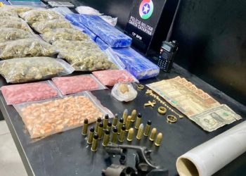 Após denuncias Policia Militar prende suspeitos e encontra drogas, arma e munições