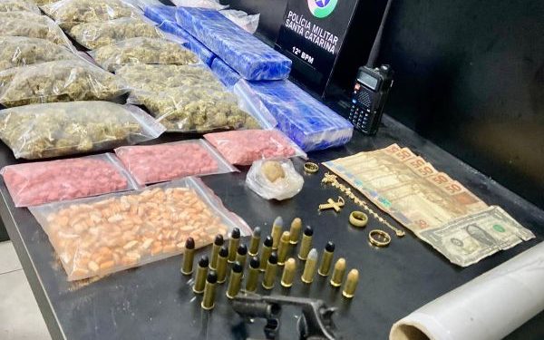 Após denuncias Policia Militar prende suspeitos e encontra drogas, arma e munições