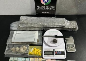 Após denúncias homem preso e drogas encontradas em Camboriú