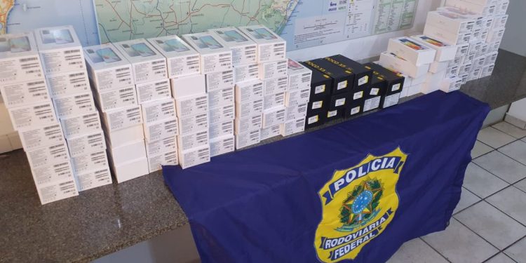 PRF apreende 105 smartphones importados irregularmente na BR-101 em Biguaçu