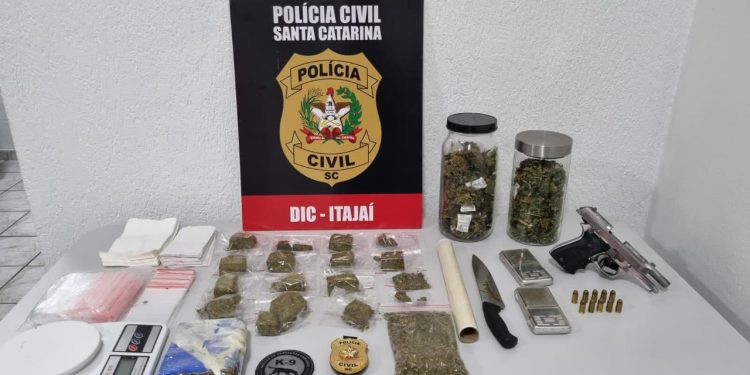 DIC prende 3 suspeitos por trafico de skunk e apreende arma de fogo