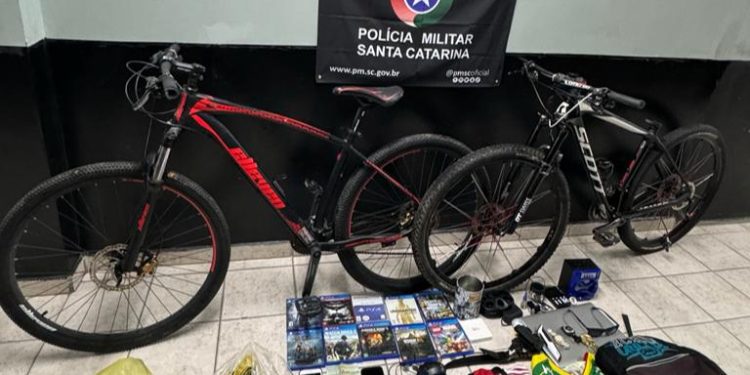 Polícia Militar de São João Batista recupera objetos e apreende envolvidos em arrombamento de casa