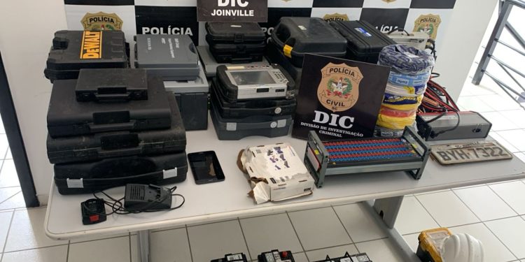 DIC de Joinville prende assaltante de concessionária