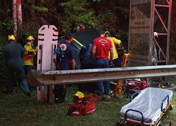 Quatro pessoas ficam feridas em acidente na SC 410 no Rio do Braço