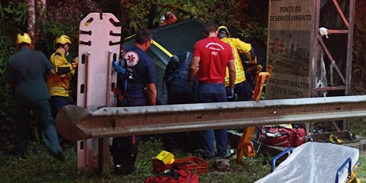 Quatro pessoas ficam feridas em acidente na SC 410 no Rio do Braço