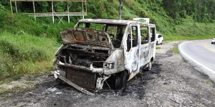 Incêndio destrói van que se deslocava para a cidade de Canelinha