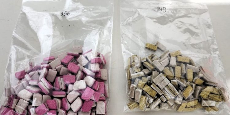 Mulher é detida com 285 comprimidos de ecstasy em Imbituba, na BR-101