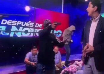 Grupo armado invade estúdio de TV no Equador