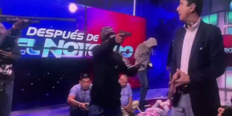 Grupo armado invade estúdio de TV no Equador