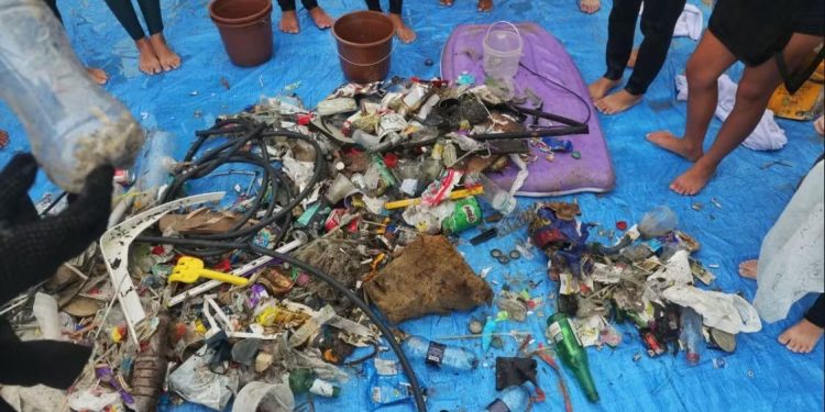 Mutirão na Praia do Matadeiro, em Florianópolis, coleta 25 quilos de plástico
