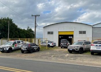 Desmanche clandestino é descoberto pela PM e sete homens são presos