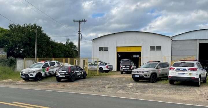 Desmanche clandestino é descoberto pela PM e sete homens são presos