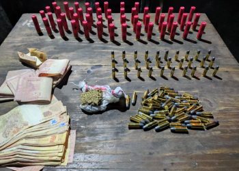 Após denúncias de tráfico suspeitos presos e encontrado drogas e munições