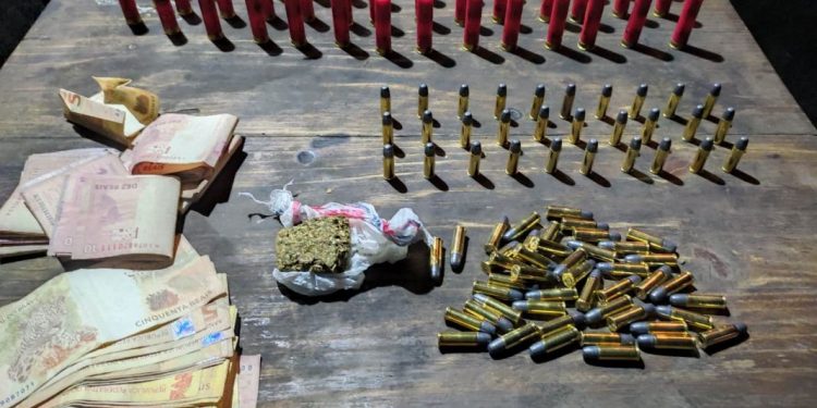 Após denúncias de tráfico suspeitos presos e encontrado drogas e munições