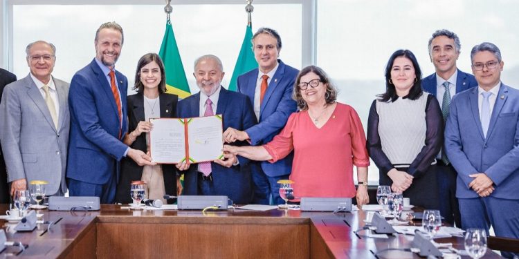 Lula aprova lei beneficiando estudantes do ensino médio