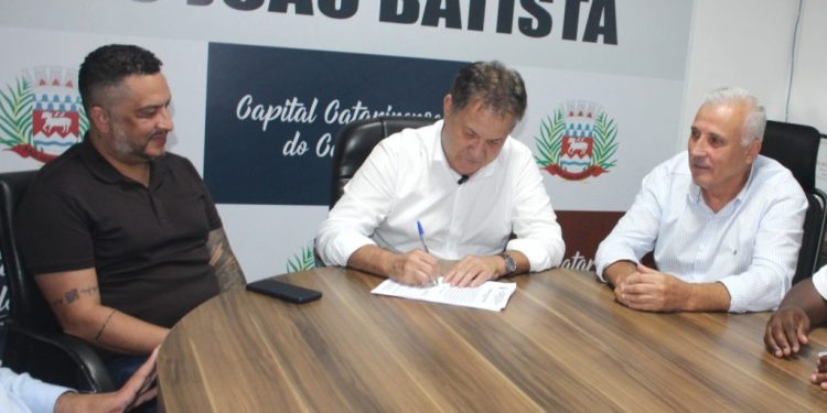 Ordem de serviço para execução do novo asfalto da Tajuba I e do Rio do Braço é assinada