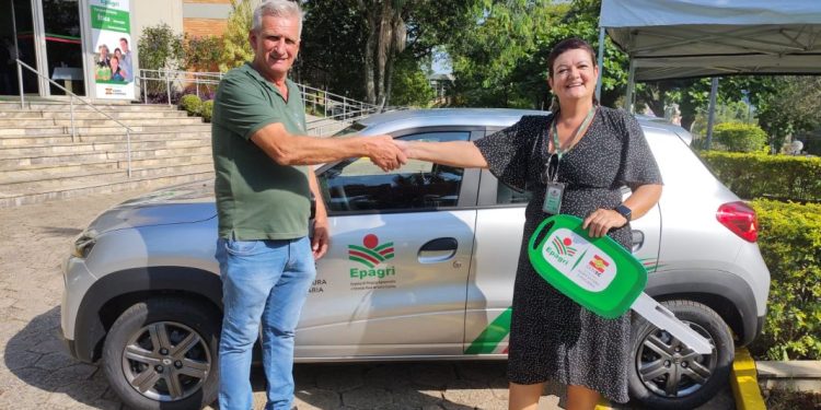 Escritório da Epagri em São João Batista é contemplado com novo veículo