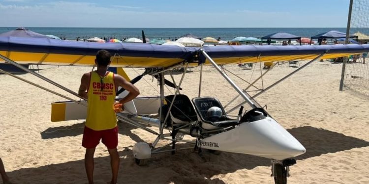 Queda de aeronave monomotor modelo ultraleve no mar em Itapema