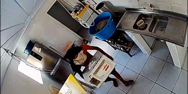 Homem invade creche e furta microondas no centro