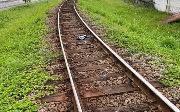 Homem é preso por ter apedrejado, estuprado e jogado mulher em riacho