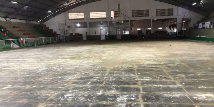 Piso da quadra de esportes do Ginásio Inácio Gullini é retirado, em Nova Trento