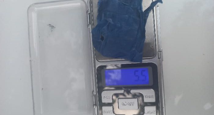 Drogas são apreendidas em barreira policial, mulher escondia a droga na boca quando foi abordada