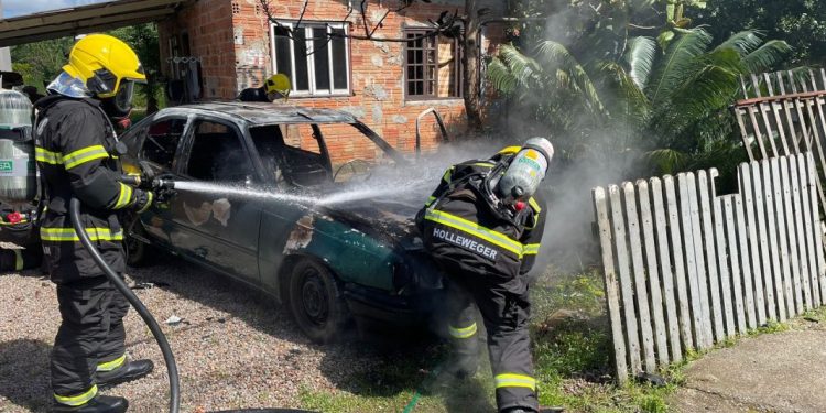 Bombeiro Militar acionado para combate á incêndio em veiculo