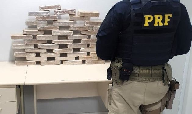 Homem tenta fugir mas é preso transportando 42 quilos de cocaína em São José