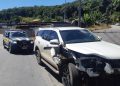 Procurado pela Justiça foge de abordagem, provoca acidentes e é preso com carro roubado, arma e celulares na BR-470 em Blumenau