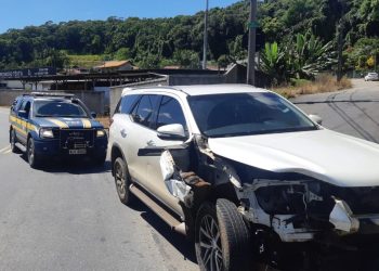 Procurado pela Justiça foge de abordagem, provoca acidentes e é preso com carro roubado, arma e celulares na BR-470 em Blumenau