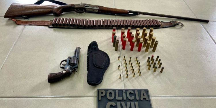 Polícia Civil encontra armas e munições durante cumprimento de mandado de busca e apreensão
